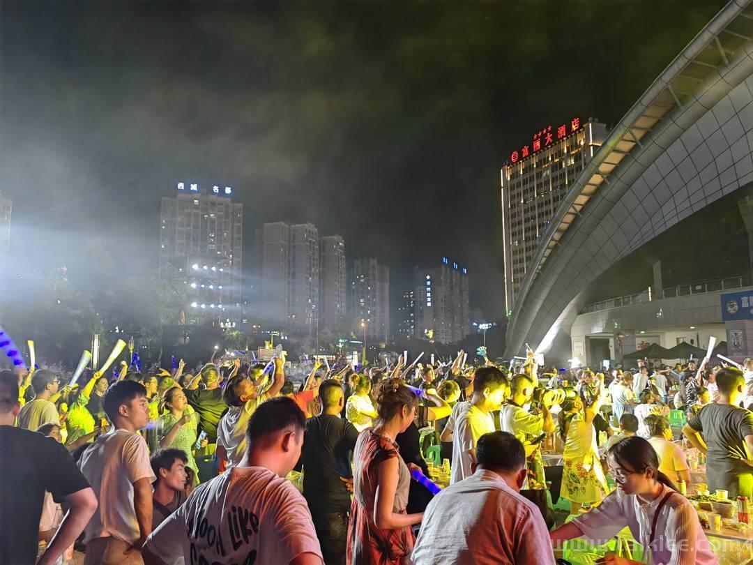 持续到8月22日 四川富顺首届啤酒音乐节吸引游客消暑打卡-第3张图片-国内旅游_国外旅游_门票预订_露营骑行_酒店民宿_旅游攻略_美食资讯,_车票机票购买_众乐乐旅游网